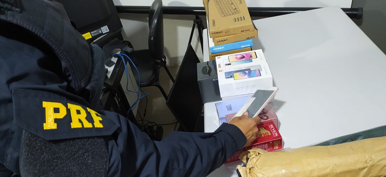 PRF apreende mercadorias estrangeiras de aproximadamente R$ 20 mil em Pouso Alegre (MG)