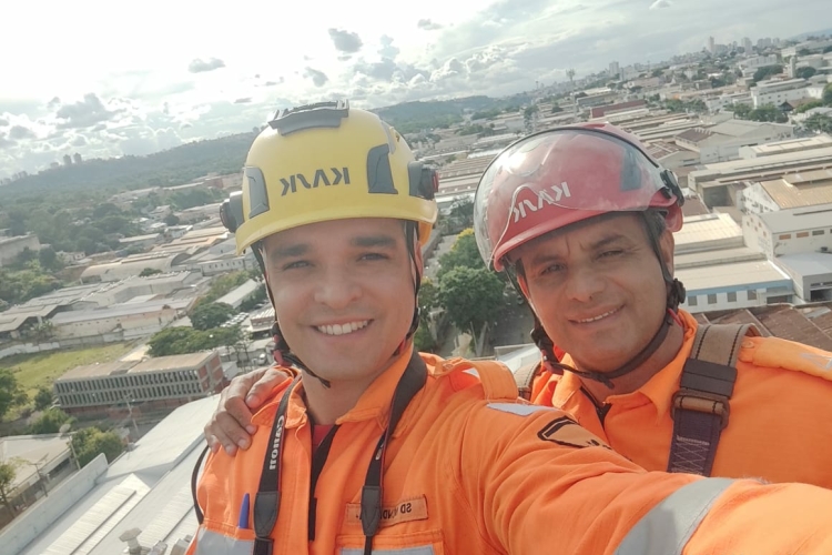 Despedida emocionante reúne duas gerações de bombeiros em último dia de serviço