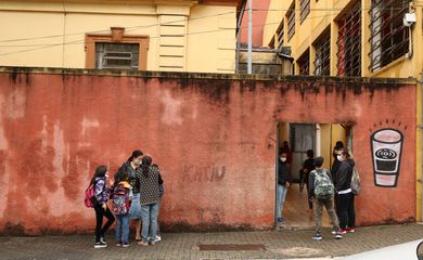 Volta às aulas: como lidar com dificuldade de alunos de acordar cedo