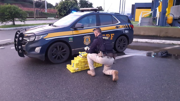 PRF apreende 74 kg de maconha durante operação de combate ao crime na BR 262