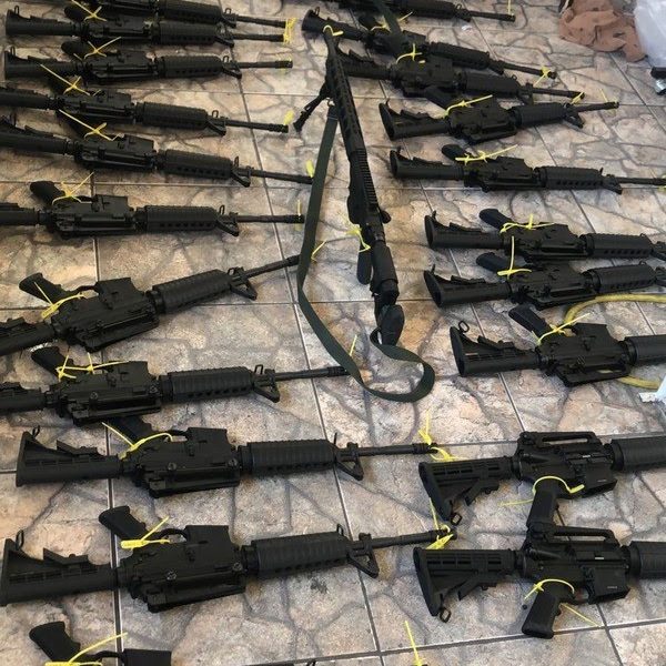Arsenal avaliado em R$ 1,8 milhão, com 26 fuzis e outras armas, é apreendido no Grajaú, Rio
