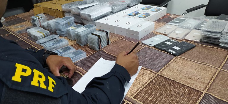 PRF apreende mercadorias avaliadas em torno de R$ 100 mil na Fernão Dias