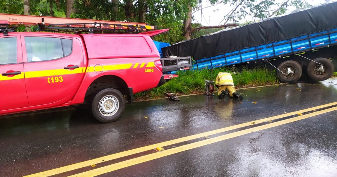 Bombeiros atendem acidente de caminhão com vítima presa às ferragens na BR 494