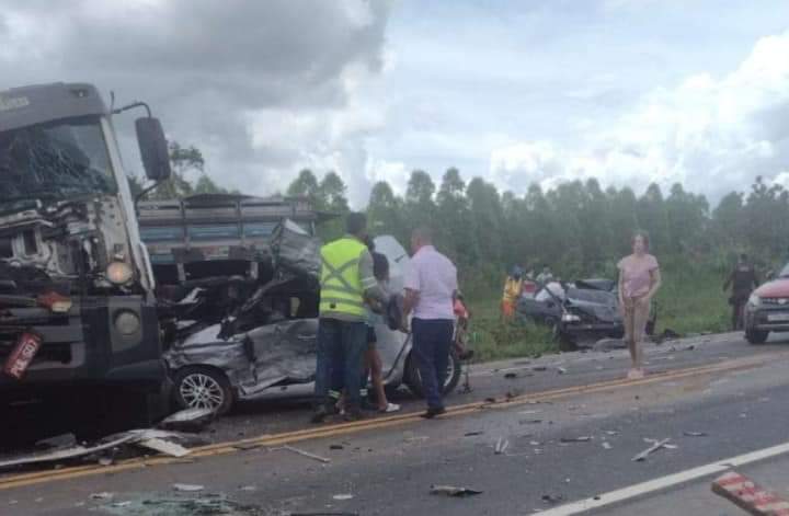 Batida entre carreta, caminhões e carros deixa um morto e 9 feridos em Curvelo.
