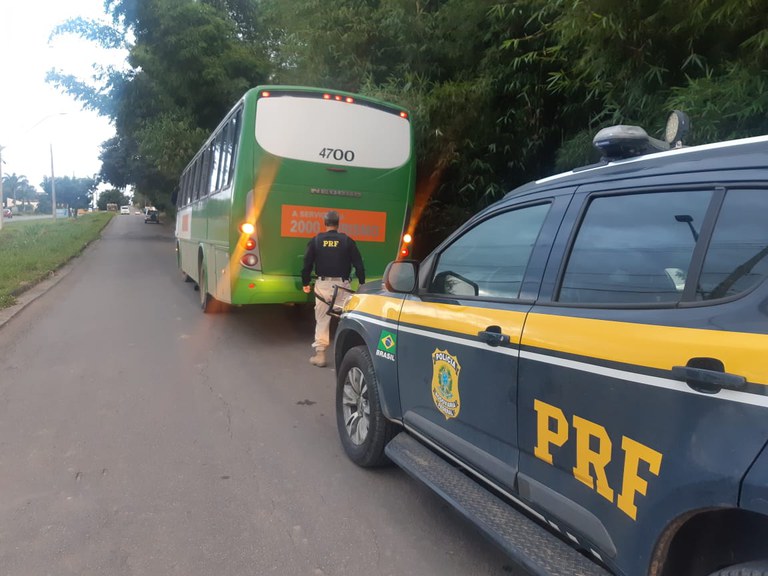 PRF apreende ônibus com restrição judicial de circulação com placas de outro veículo