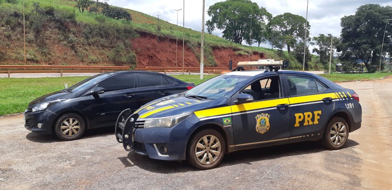 PRF recupera veículo furtado e prende condutor