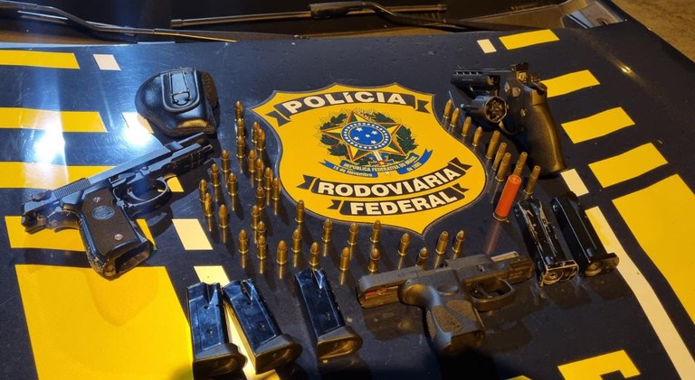 PRF prende homem com 3 armas, munições e carregadores em João Monlevade (MG)