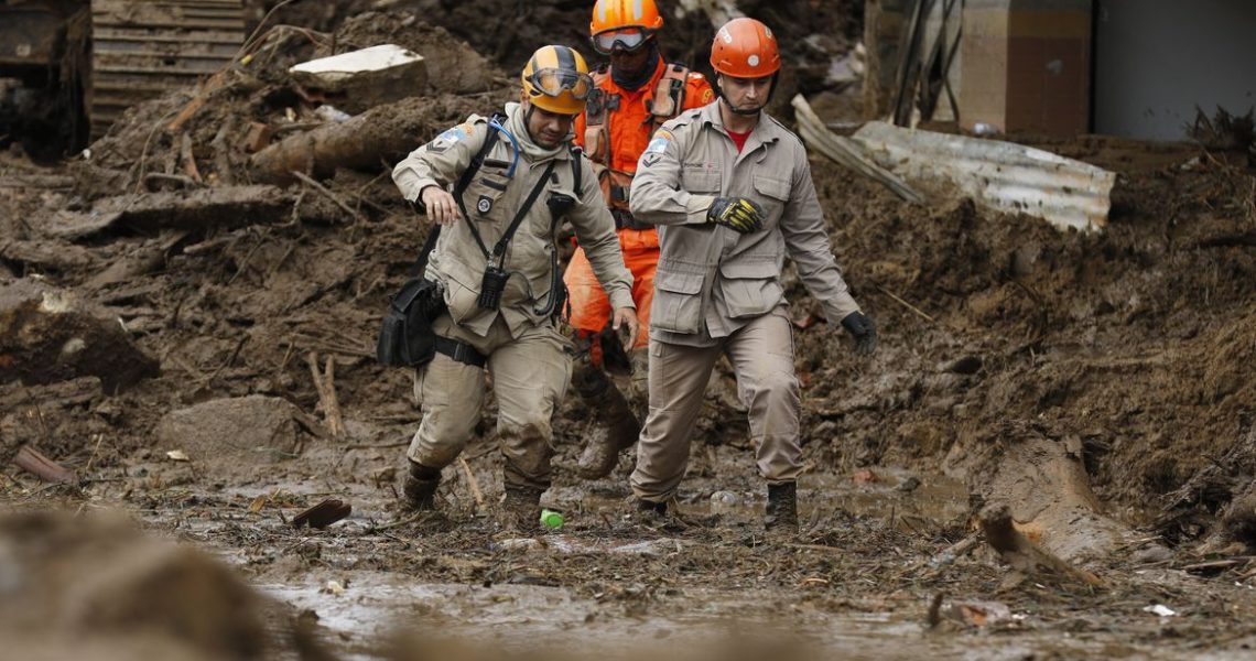 Bombeiros de Santa Catarina chegam a Petrópolis para reforçar buscas