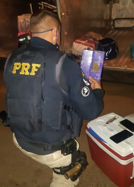 PRF apreende maconha com passageiro de ônibus em Patos de Minas (MG)