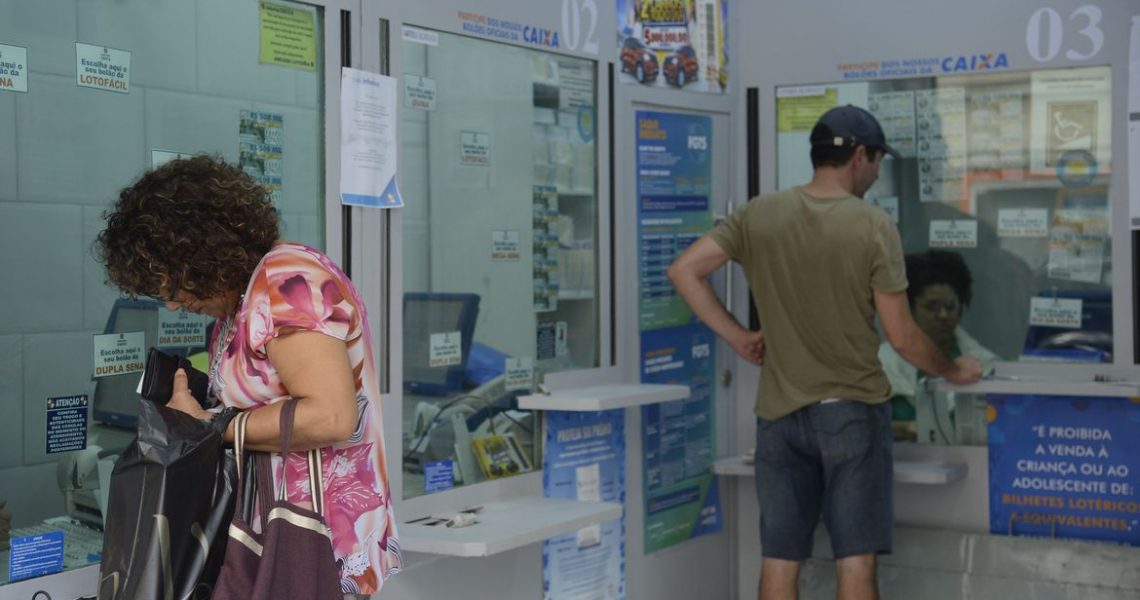 Trabalhadores poderão sacar até R$ 1 mil de contas do FGTS