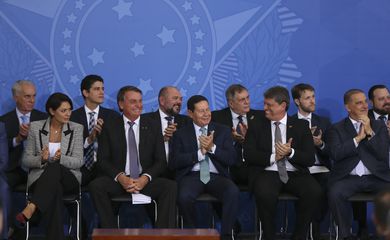 Novos ministros tomam posse no Palácio do Planalto