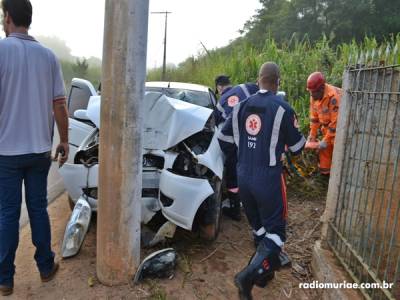Motorista perde o controle do carro e choca contra poste na entrada do Divisório