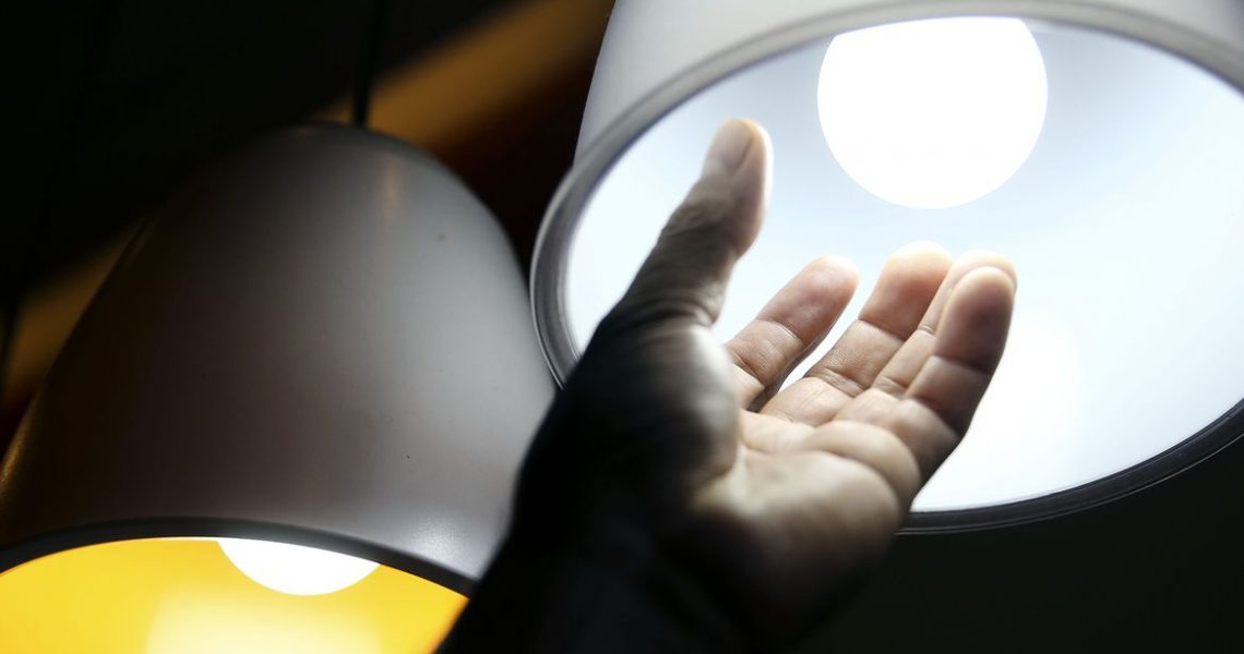 Senado aprova PL que devolve valores pagos a mais na conta de luz