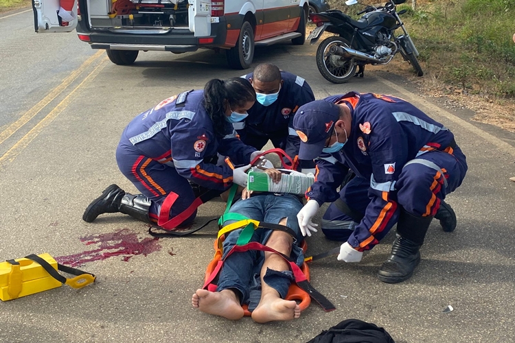 Mãe e filho ficam feridos em acidente de moto na entrada de Rosário da Limeira