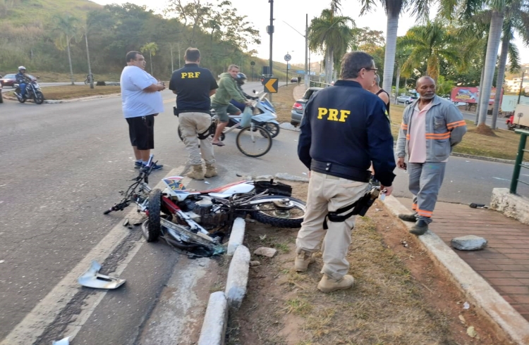 Motociclista fica ferido após ser atingido por carro de aplicativo no trevo do Vitrines