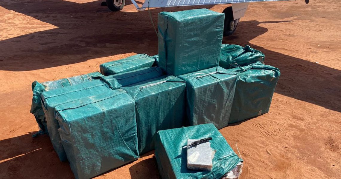 FAB intercepta avião com 500 quilos de cocaína