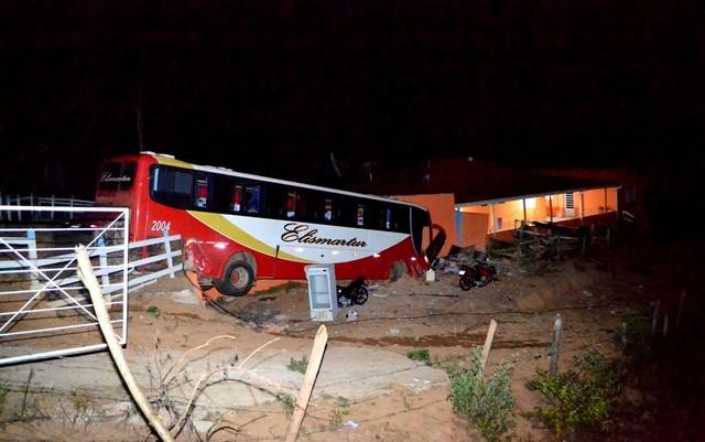 Ônibus clandestino cai em ribanceira, invade casa e deixa pelo menos 9 pessoas feridas em MG