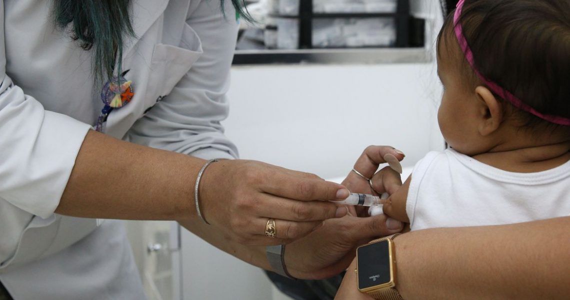 Vacinação infantil: campanha mira poliomielite e outras doenças
