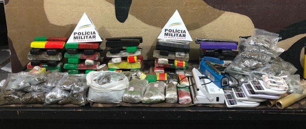 Mais de 80 barras e 2.000 buchas de maconha são apreendidas após perseguição policial em Juiz de Fora