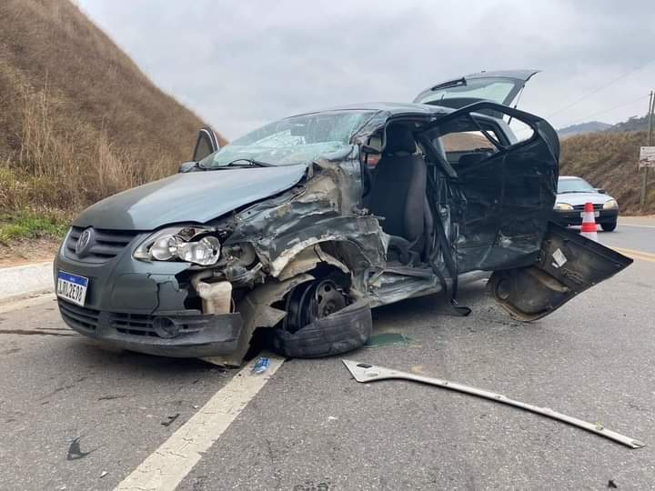 Família é socorrida após colisão entre automóvel e caminhão na BR-116