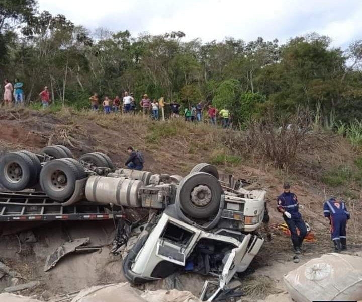 Motorista de Carreta morre em acidente na BR 116 próximo ao trevo na conhecida  curva doze