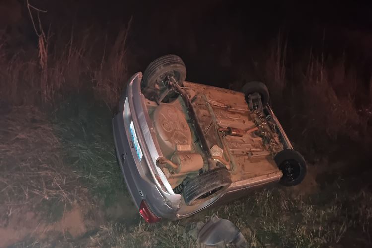 Veículo capota e cai nas margens da BR 356 na Serra de Pirapanema