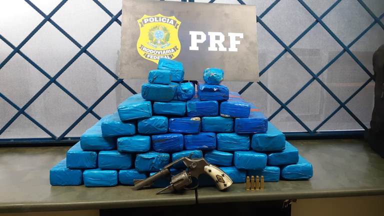 Passageiro de ônibus é detido com 25 kg de Maconha durante fiscalização na BR 365 em Patos de Minas(MG)