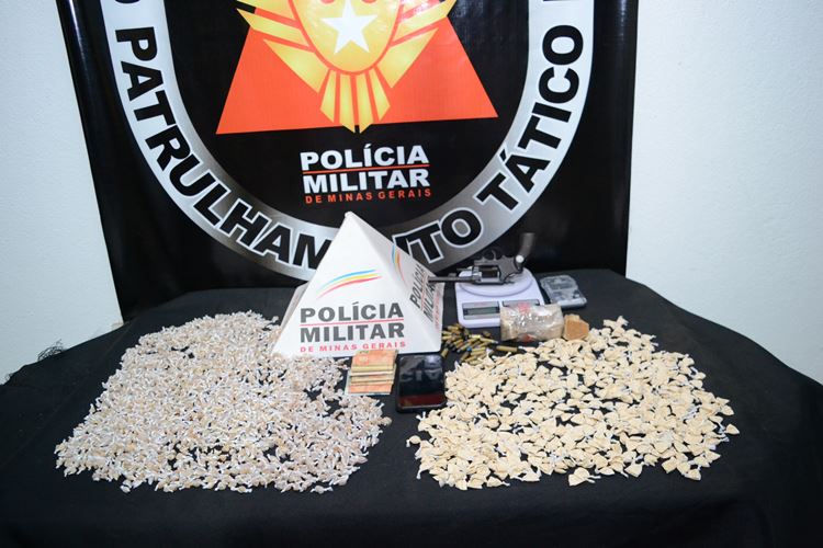 Grande quantidade de drogas, arma e dinheiro são apreendidos pela PM no bairro Gaspar