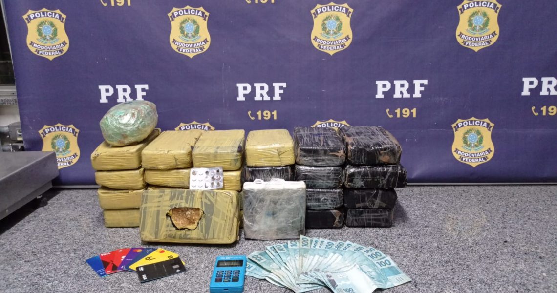 PRF apreende Crack, Cocaína, dinheiro e diversos cartões de crédito em veículo na BR 251