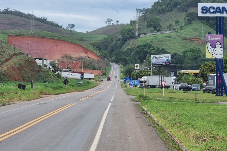 Caminhoneiros ameaçam paralisação na BR-116, na altura do Bela Vista, mas trânsito é liberado