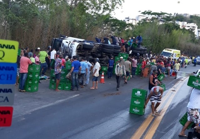 Caminhão de cerveja tomba na BR-040, em Santos Dumont