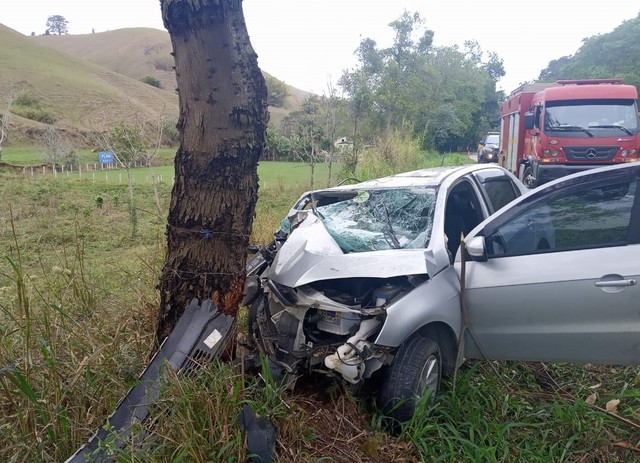 Jovem morre e outros 2 ficam gravemente feridos em acidente BR-116, em Além Paraíba