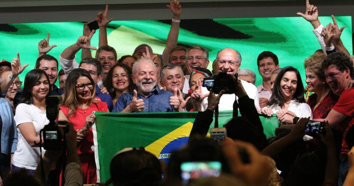 Em primeiro discurso, Lula diz que combate à miséria é sua missão