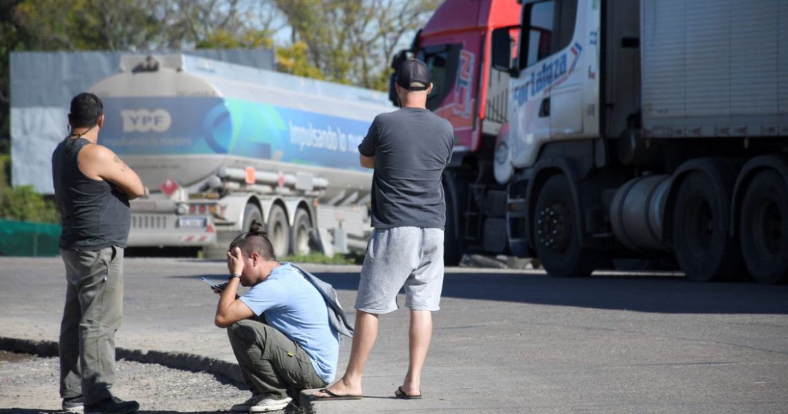 Aeroportos podem sofrer desabastecimento de combustível, alerta Abear