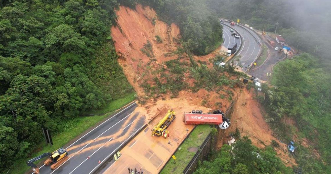 Deslizamento de terra na BR-376 mata duas pessoas no Paraná