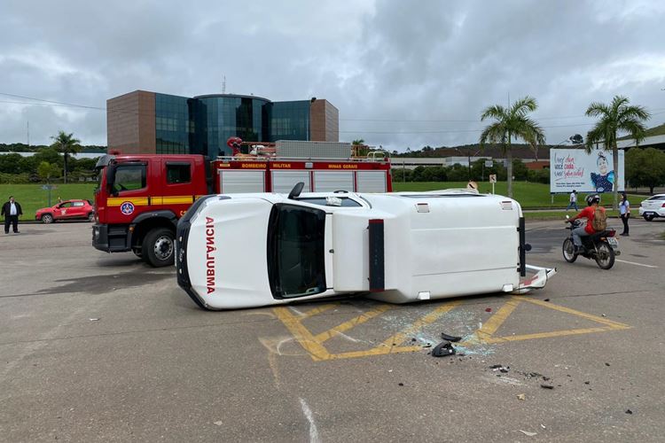 Grave acidente entre ambulância e carro deixa sete feridos na BR-116, próximo a Faminas