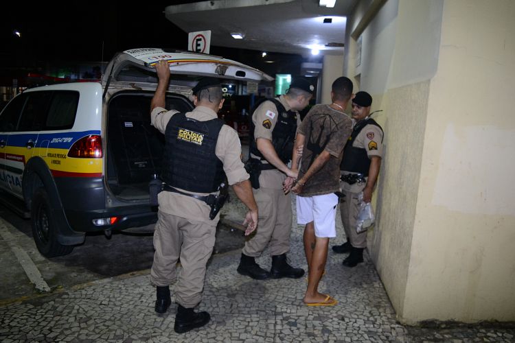 PM age rápido e morador do bairro Dornelas II é preso com drogas