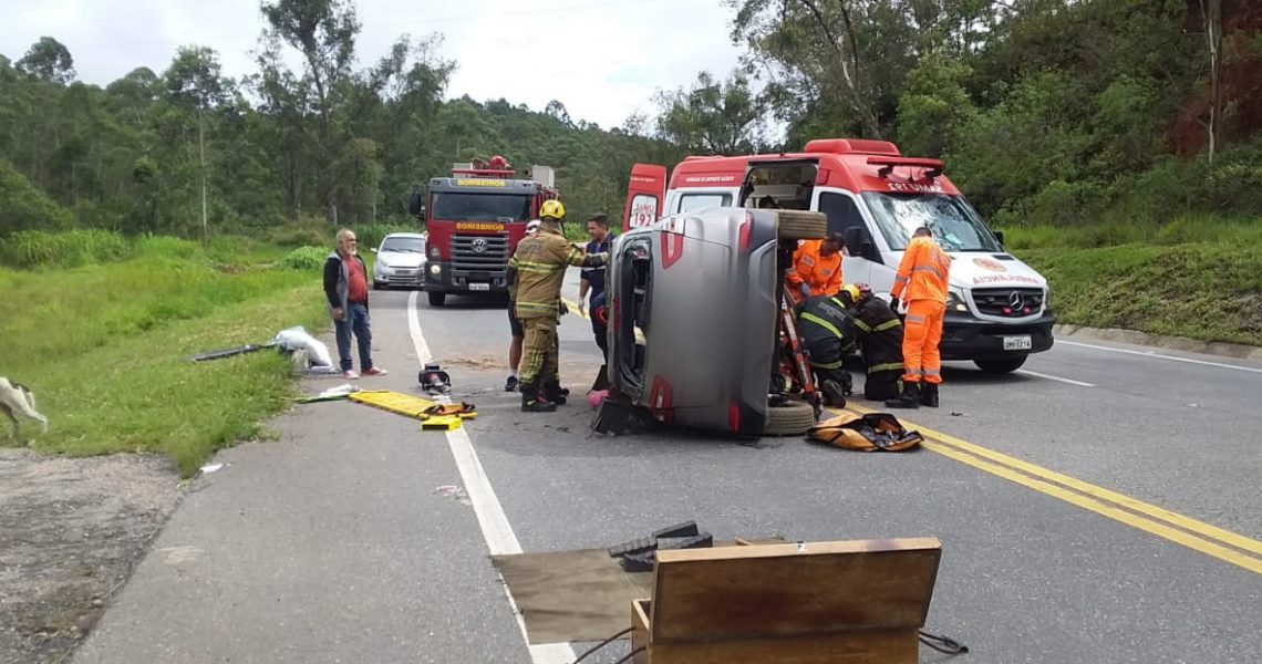Bombeiros atendem acidente automobilístico na BR 265, sentido Barbacena-Barroso