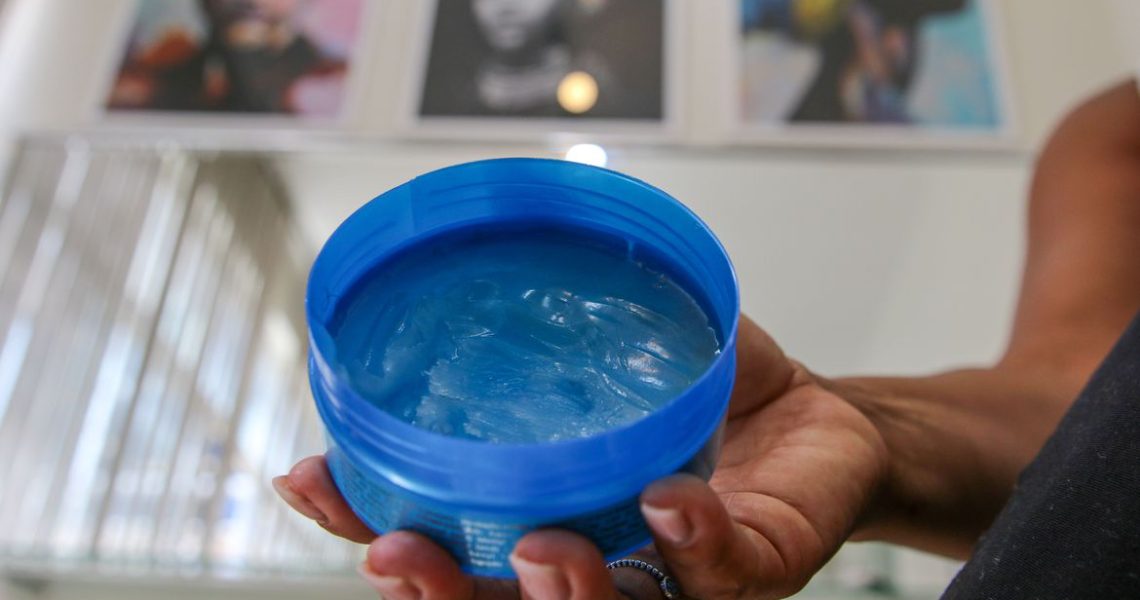 Relatos de cegueira levam Anvisa a proibir venda de pomadas capilares