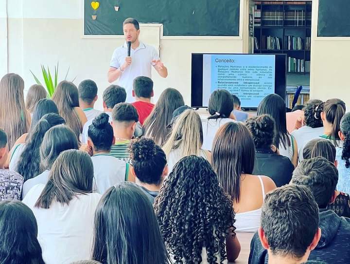 Servidor da Saúde de Miradouro apresenta palestra para os alunos da EEPAK