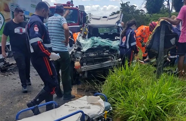 MG 447: estudante de medicina fica ferido após colisão envolvendo carro e caminhão no distrito de Tuiutinga