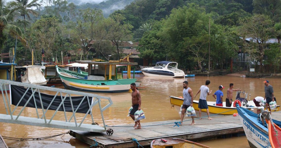 Moradores de São Sebastião estão sem água potável há quatro dias