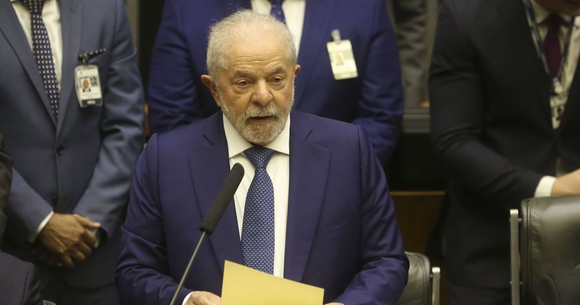 Em seu primeiro dia como presidente, Lula assina 52 decretos e 4 MPs
