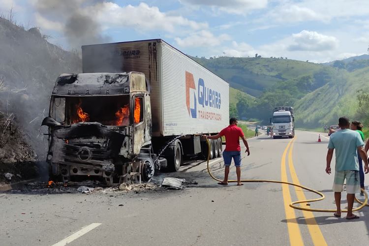 Carreta pega fogo na BR-116 próximo a Bom Jesus da Cachoeira
