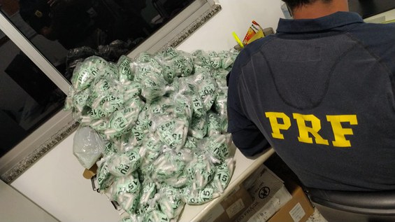 PRF apreende cocaína e maconha dentro de pneus, no interior de veículo, em Leopoldina (MG)