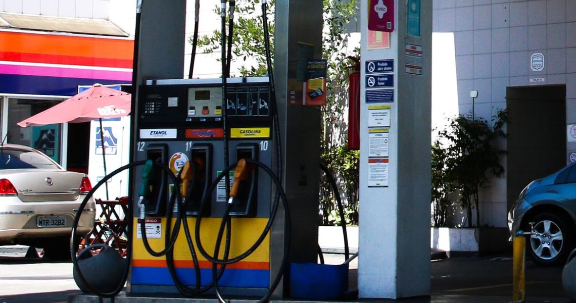 Gasolina sobe 6,09% após reoneração dos combustíveis