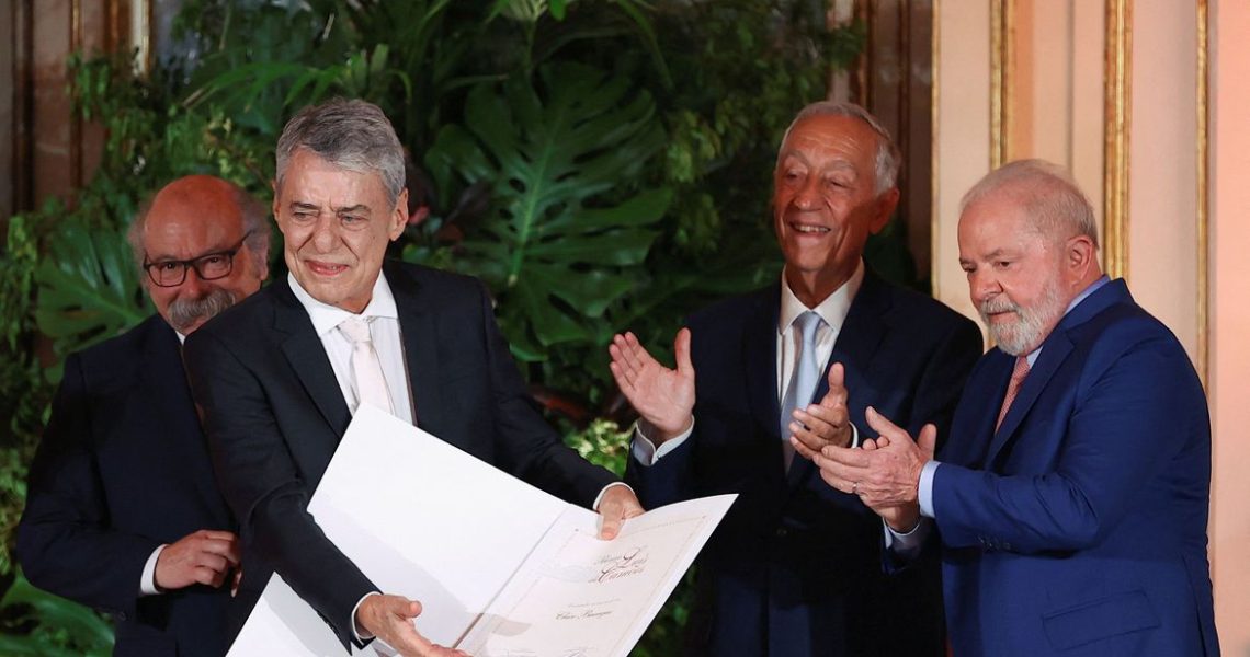 Chico Buarque recebe Prêmio Camões após quatro anos