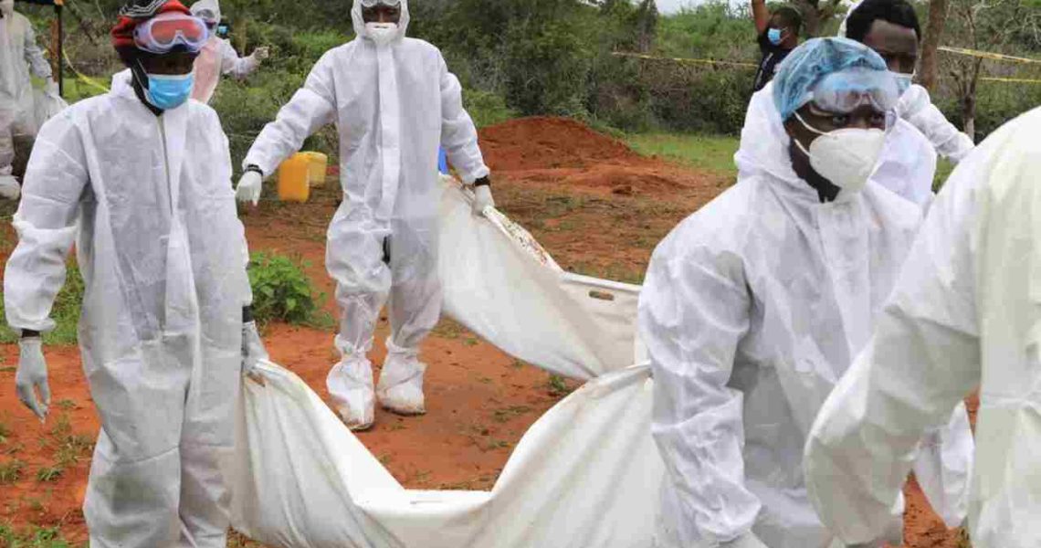 Seguidores de seita jejuam até a morte “para encontrar Jesus” no Quênia; 73 corpos foram encontrados