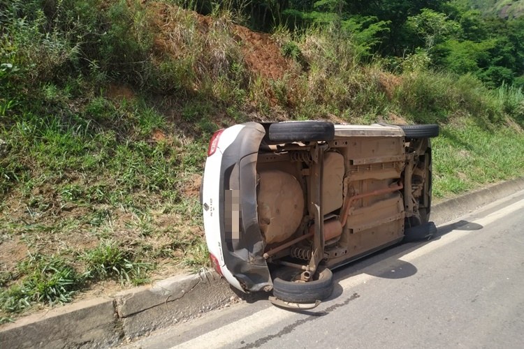 Carro capota na BR-116 e deixa dois feridos