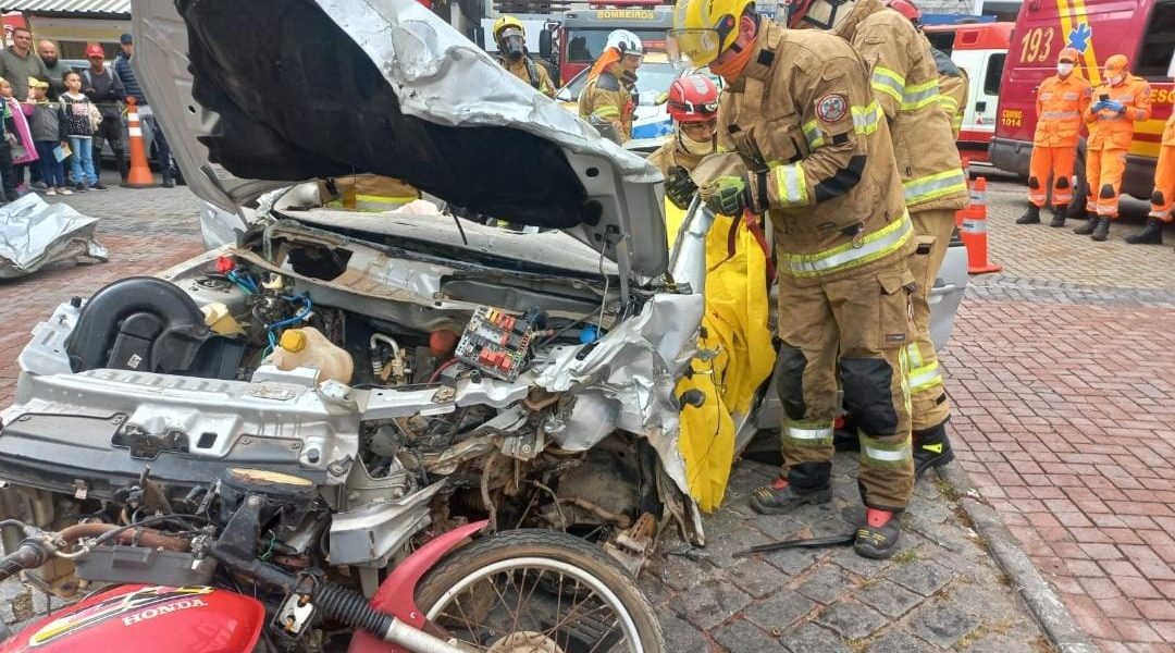 Maio Amarelo: Bombeiros de Barbacena realizam simulado de atendimento a ocorrência de acidente automobilístico